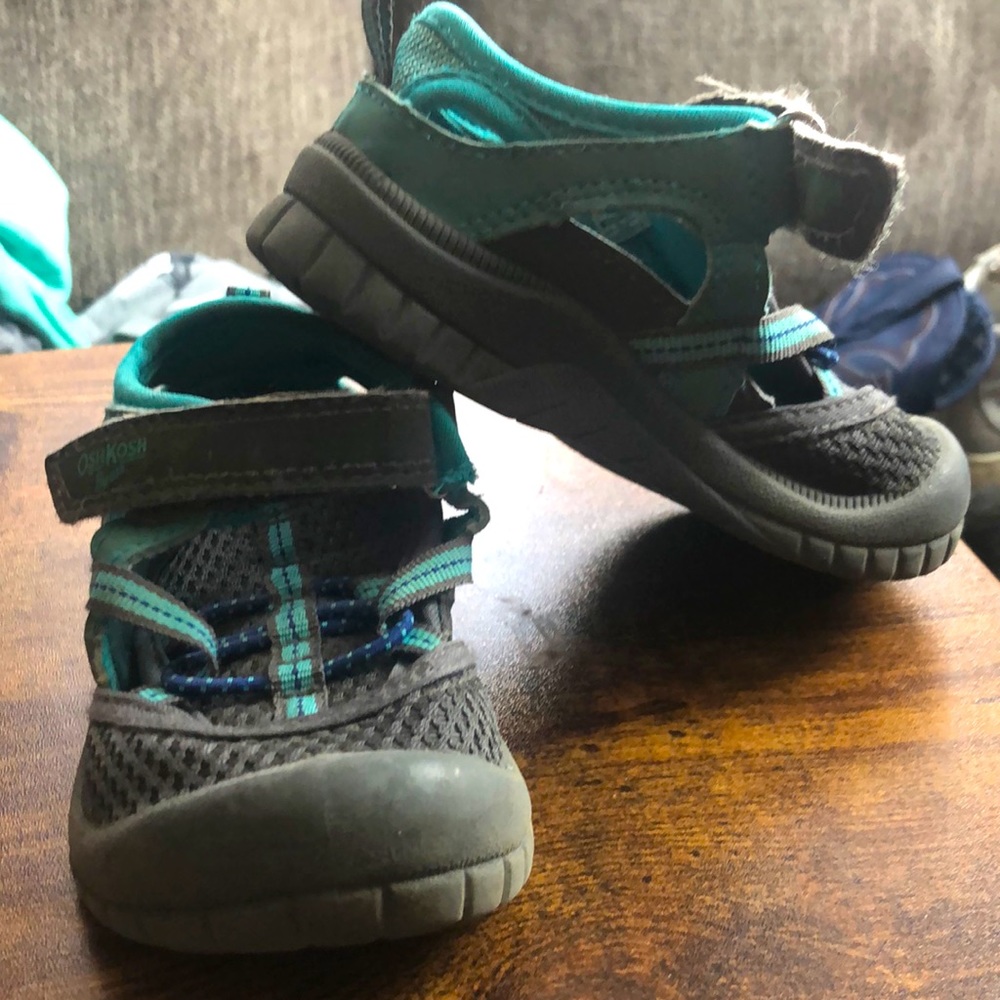 Osh Kosh Bump Toe Sandals - size 6